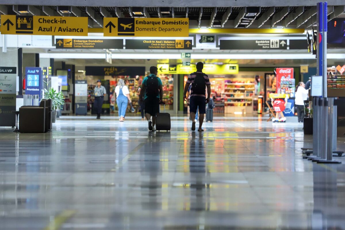Como encontrar passagens aéreas baratas - avião e aeroporto